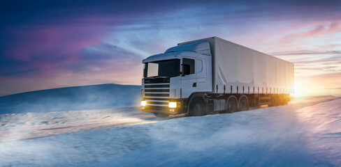 LKW in weiter Winterlandschaft bei Sonnenaufgang