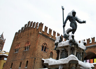 Fototapeta na wymiar Neptune fountain in Bologna under the snow. Snowfall in Bologna, Italy 