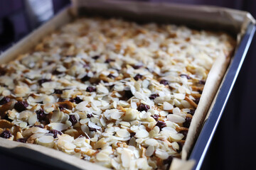 Blechkuchen mit Äpfeln, Kirschen und gehobelten Mandeln