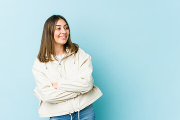 Obraz premium Young caucasian woman smiling confident with crossed arms.