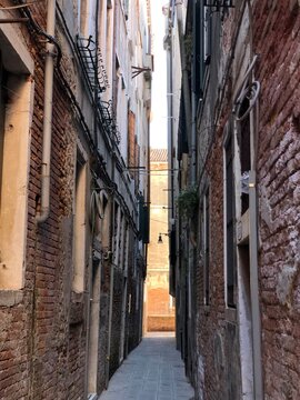 narrow street Vinice
