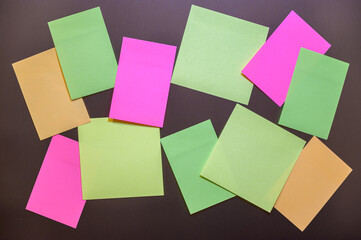 Many small sheets of colored paper to write on the notes on the wall.