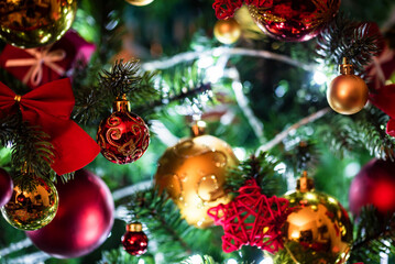 Obraz na płótnie Canvas Colorful Christmas balls and bows on the christmas tree