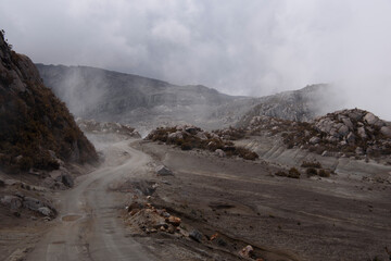carretera hacia volcan en ambiente neblinoso en Colombia