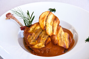 Plato de carne de pato cubierto con mole colorado y plátano frito