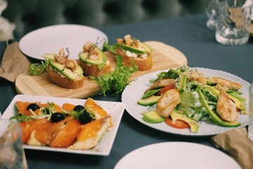 salad with shrimps and avocado
