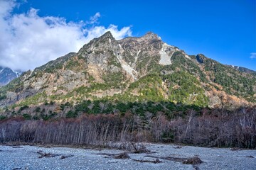青空バックにそびえる明神岳の情景＠上高地、長野