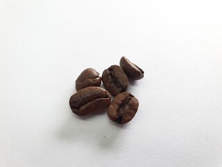 깔끔한 느낌의 커피 원두 5알