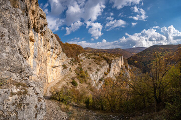 Fototapeta na wymiar The trail to the Cow's grotto in the Great Canyon of Crimea