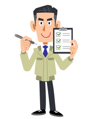 チェックリストを持つ工務店の男性
