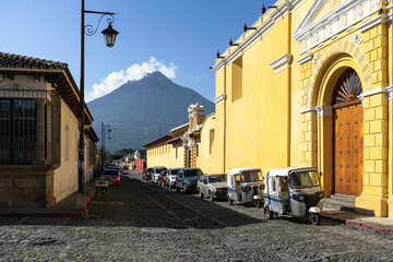 El volcán de Agua visto desde una calle de la Ciudad de Antigua Guatemala.	
