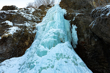 Fototapeta na wymiar アイスクライミングのできる凍った滝