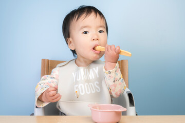 ベビーフードを食べる赤ちゃん