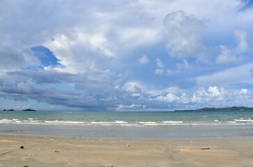 Fototapeta na wymiar Beautiful Colorful Ocean Beach and blue sky as the background in Thailand.