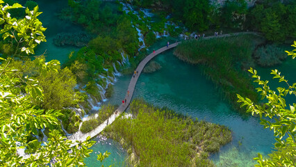 Personas caminando por el agua