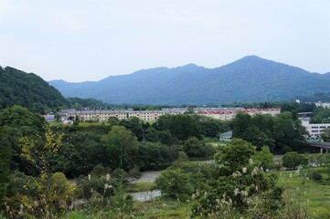 Fototapeta premium 夕張市清水沢 夕張川と旧炭鉱住宅群