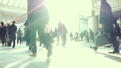 マスクをして出勤する日本人ビジネスマン - Powered by Adobe