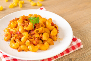 macaroni with tomatoes sauce and mince pork