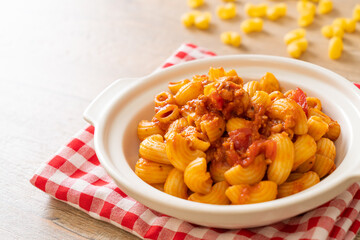 macaroni with tomatoes sauce and mince pork