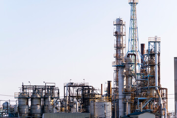 岸辺の精油工場　プラント