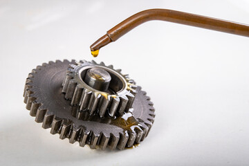 Lubricate metal gears with gear oil. Spare parts used in car workshops.