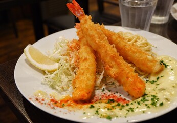 洋食屋のエビフライ