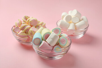 Obraz na płótnie Canvas Bowls with marshmallow on pink background, close up