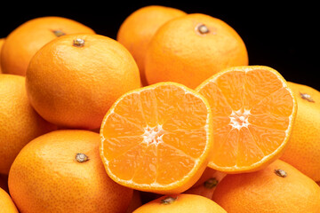 山盛りのみかん カットしたみかんの断面