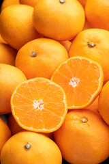 山盛りのみかん カットしたみかんの断面