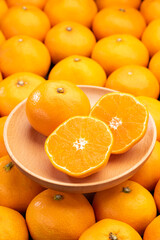 山盛りのみかん カットしたみかんの断面
