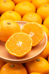 山盛りのみかん カットしたみかんの断面