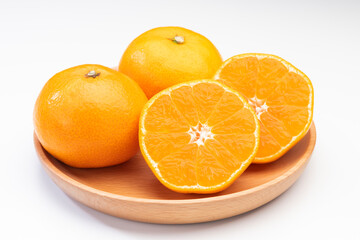 木のお皿に盛ったみかん