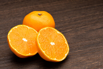 山盛りのみかん カットしたみかんの断面