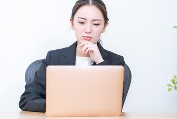 パソコンを操作するアジア人女性