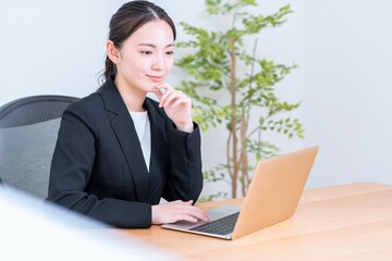 パソコンを操作するアジア人女性