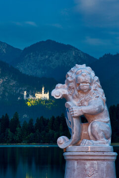 Schloss Neuschwanstein mit bayerischem Löwe