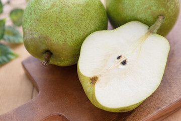 テーブルの上の洋梨