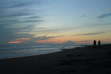 夕日 海岸 富士山 砂浜 背景