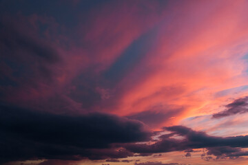 Fototapeta na wymiar un ciel de couleurs chaudes avec un coucher de soleil.