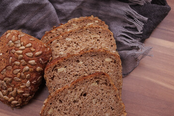 Sonnenblumen Brot frisch geschnitten