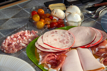 Charcuteries diverses et fromage pour raclette	