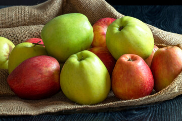Pommes bicolores et pommes Golden sur toile de jute	