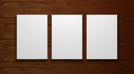 drei leere weiße Bilderrahmen vor einem Holzhintergrund