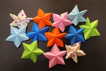 折り紙で作ったカラフルな星