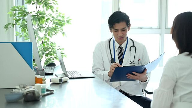 女性患者の問診をする医師