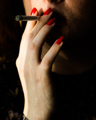 Obraz premium the person smoking a cigarette