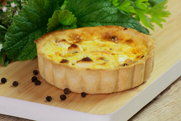 petite quiche au fromage de chèvre sur une table en bois