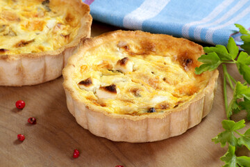 petite quiche au fromage de chèvre sur une table en bois