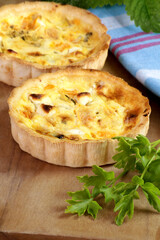 petite quiche au fromage de chèvre sur une table en bois