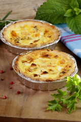 petite quiche au fromage de chèvre sur une table en bois